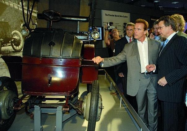 Entwicklungsvorstand Wolfgang Dürheimer erklärt Arnold Schwarzenegger (2.v.r.) den Lohner-Porsche. Foto: Auto-Reporter/Porsche